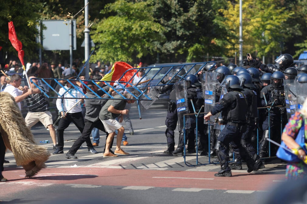 VIDEO Val de percheziții după violențele din Piața Victoriei. 40 de persoane, cercetate