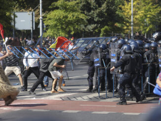 Propunere de arestare preventivă pe numele a cinci dintre instigatorii din Piața Victoriei. Suspecții, duși cu duba în fața judecătorilor