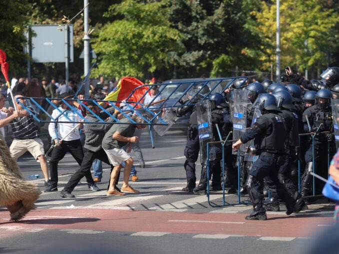 Propunere de arestare preventivă pe numele a cinci dintre instigatorii din Piața Victoriei. Suspecții, duși cu duba în fața judecătorilor
