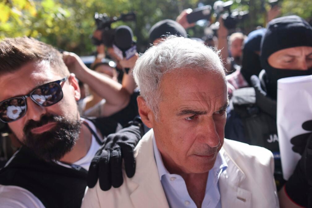 VIDEO Călin Georgescu cere să iasă din arest. Susținătorii îl așteaptă și protestează în fața instanțelor
