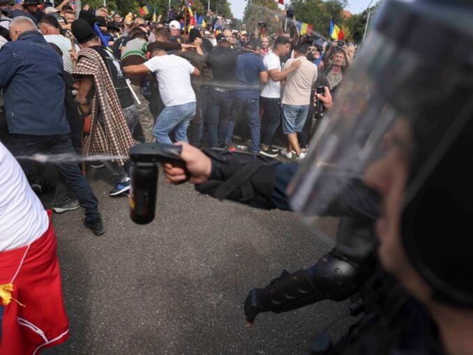 Ciobani pașnici și agitatori violenți. Relatarea unui jurnalist agresat la protestul din București