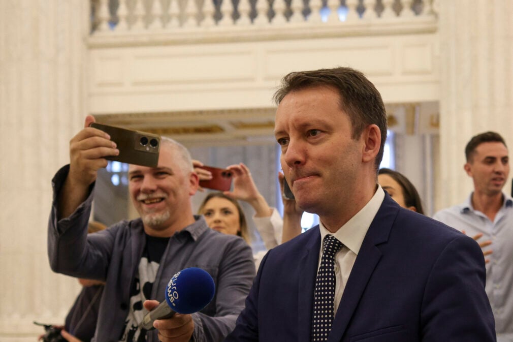 Poker la Palatul Victoria: cine are cărțile bune și cine pierde masa?