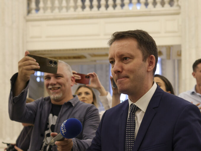 Poker la Palatul Victoria: cine are cărțile bune și cine pierde masa?