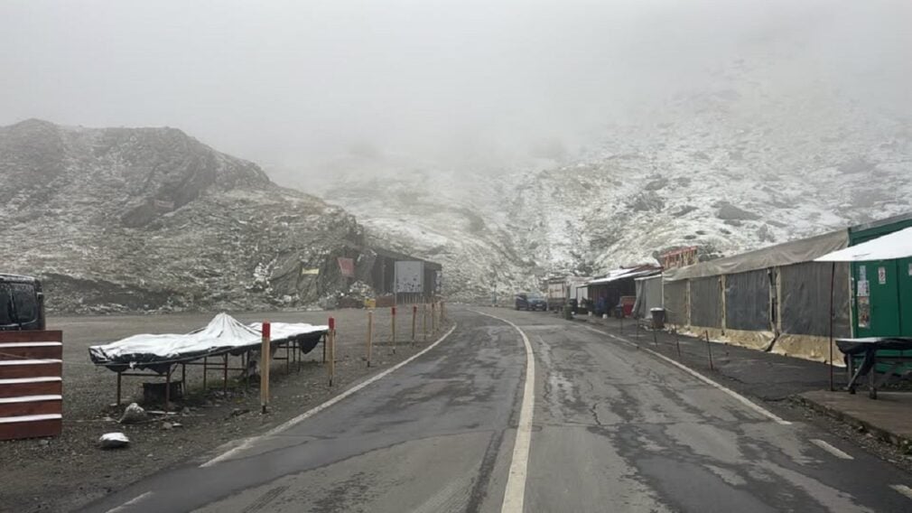 VIDEO Transfăgărășanul, acoperit de zăpadă. A nins pentru a doua noapte la rând