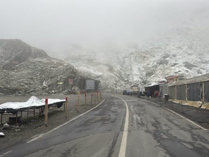 VIDEO Transfăgărășanul, acoperit de zăpadă. A nins pentru a doua noapte la rând