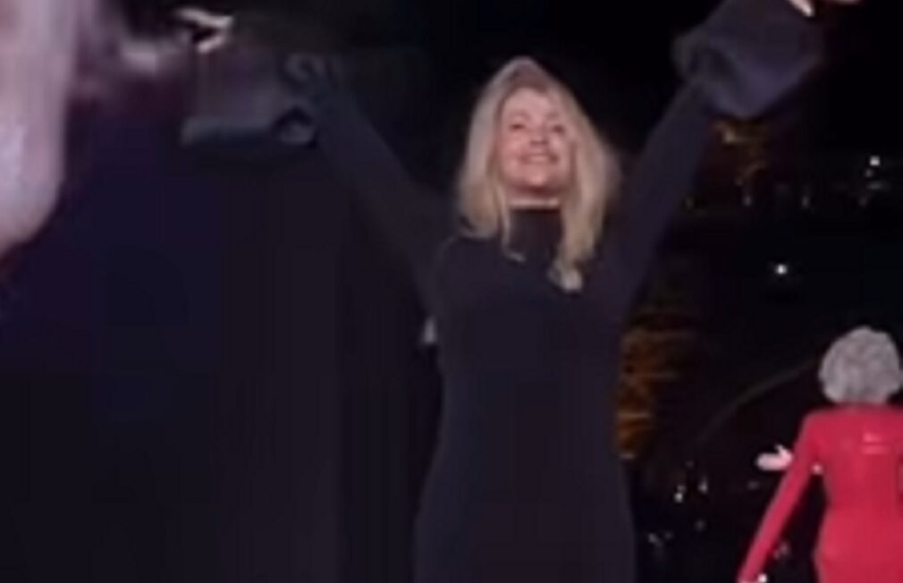 VIDEO Nadia Comăneci, pe podium la Paris alături de Celine Dion, Jane Fonda și Viola Davis. A purtat creații românești