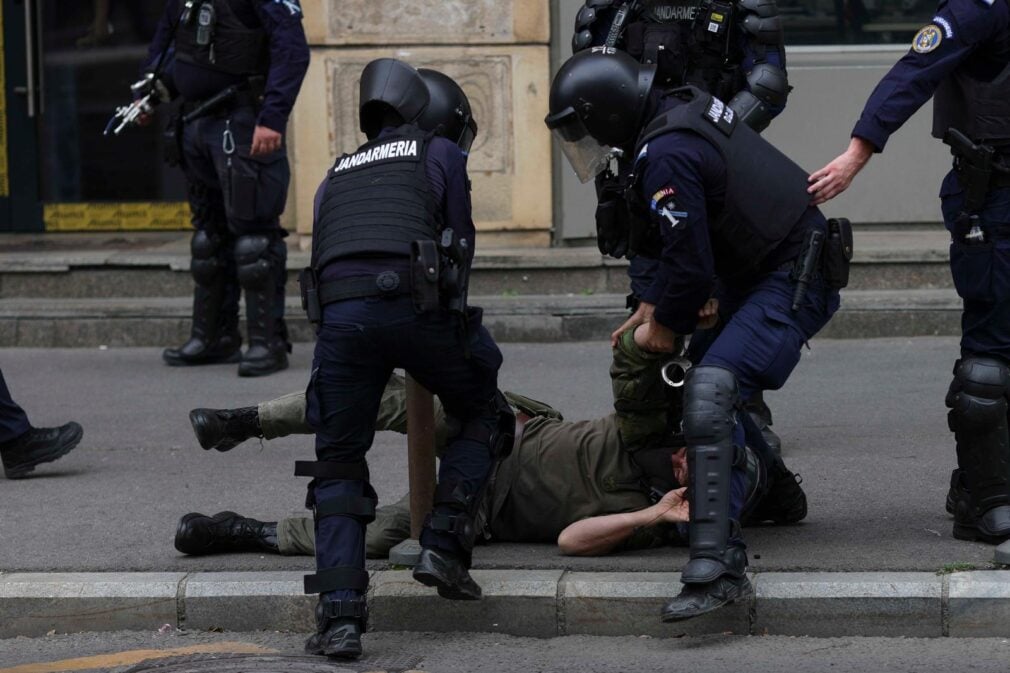 UPDATE Bilanțul protestelor violente din Piața Victoriei: 30 de rețineri, 24 de răniți și mai multe distrugeri
