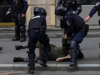 UPDATE Bilanțul protestelor violente din Piața Victoriei: 30 de rețineri, 24 de răniți și mai multe distrugeri