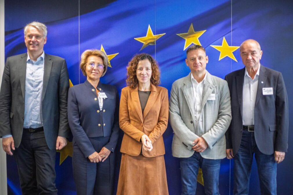 Sindicatele românești protestează la Bruxelles. Ce le-a spus comisarul Roxana Mînzatu