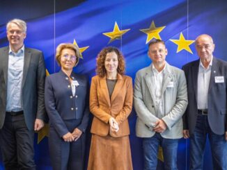 Sindicatele românești protestează la Bruxelles. Ce le-a spus comisarul Roxana Mînzatu