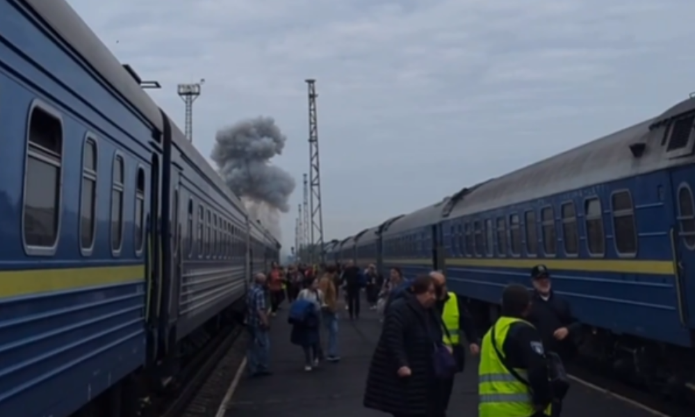 Un tren de călători din Ucraina, lovit de o dronă rusească la doi kilometri de granița cu Polonia. „Acesta este terorismul lui Putin” VIDEO