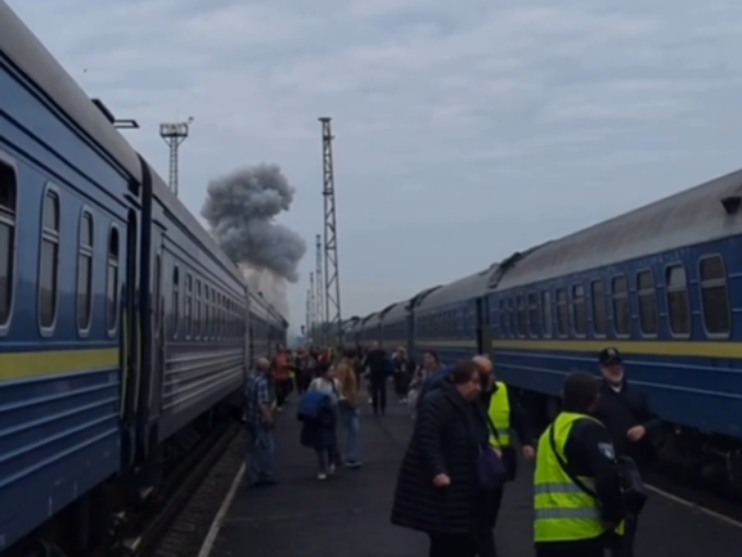 Un tren de călători din Ucraina, lovit de o dronă rusească la doi kilometri de granița cu Polonia. „Acesta este terorismul lui Putin” VIDEO