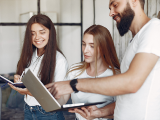 Cursuri de antreprenoriat gratuite pentru tinerii sub 30 de ani. Absolvenții pot obține aproape 50.000 de euro pentru o afacere