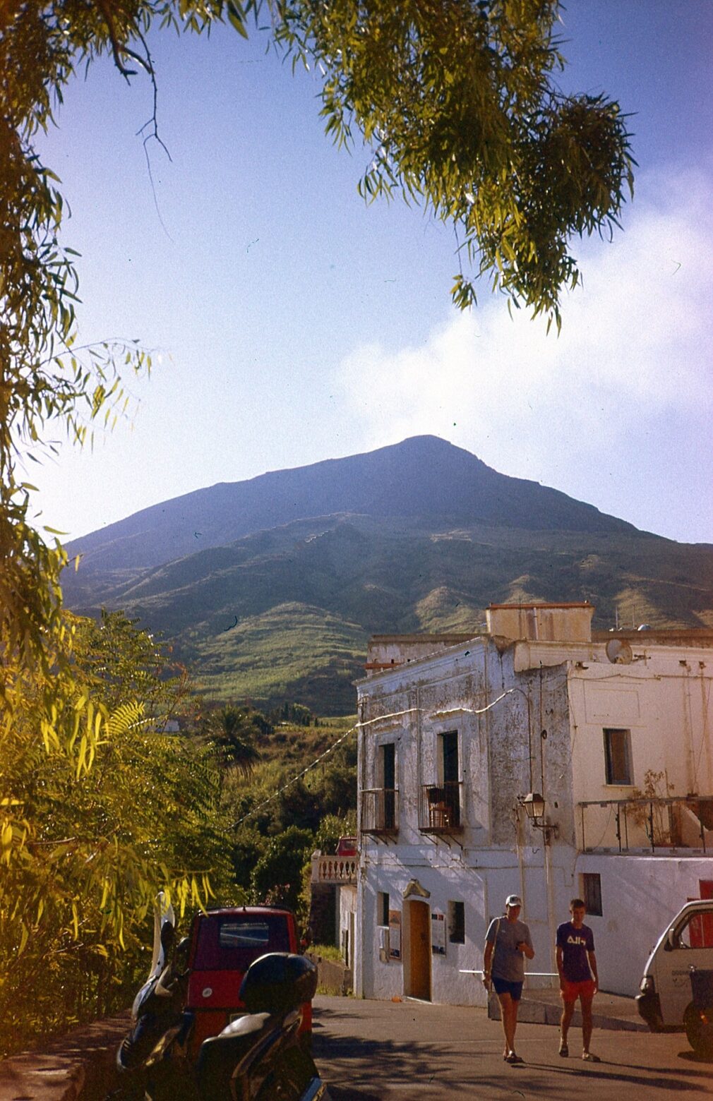 Stromboli, insula păzită de un vulcan viu, unde te conectezi direct la bătăile inimii pământului