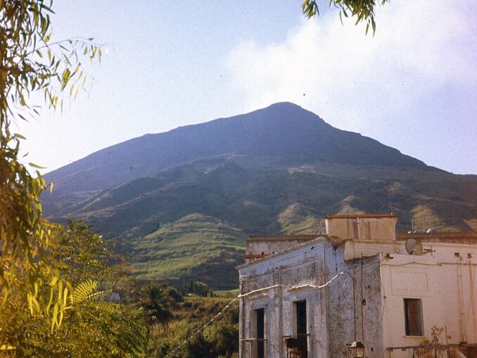 Stromboli, insula păzită de un vulcan viu, unde te conectezi direct la bătăile inimii pământului