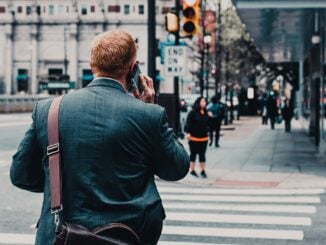 Italia vrea să amendeze pietonii care folosesc telefonul când traversează strada