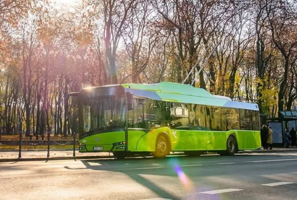 „Continuăm investițiile în transportul public”: Primăria Capitalei lansează licitația pentru 100 de troleibuze electrice. Cât valorează în total