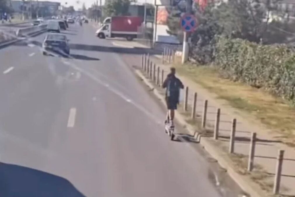 VIDEO Copil filmat la 50 km/h pe trotinetă printre mașini, pe DN1. Imaginile vin după sute de accidente în rândul minorilor