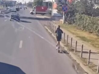 VIDEO Copil filmat la 50 km/h pe trotinetă printre mașini, pe DN1. Imaginile vin după sute de accidente în rândul minorilor