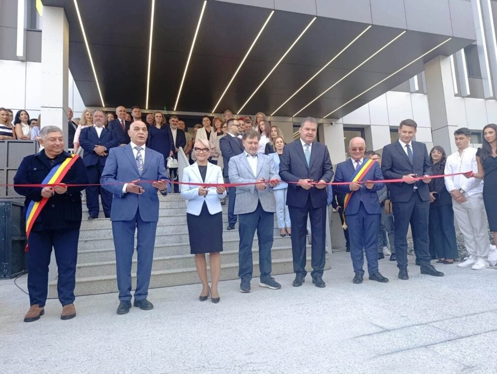 PNRR, tăiat panglica, funcționarea pe mai târziu: spitale fără pacienți, liceu fără elevi și muzeu fără exponate | PAMFLET