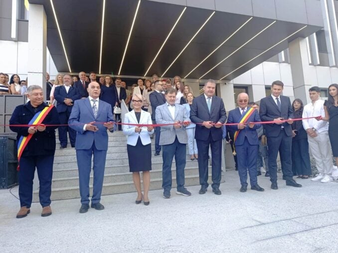 PNRR, tăiat panglica, funcționarea pe mai târziu: spitale fără pacienți, liceu fără elevi și muzeu fără exponate | PAMFLET