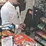 Un bărbat despre care procurorii cred că este Ionuț Ilie montând un dispozitiv de skimming la o casă de marcat din California, conform documentelor judiciare. Foto: Tribunalul Federal al Districtului de Nord din Ohio via The Wall Street Journal.