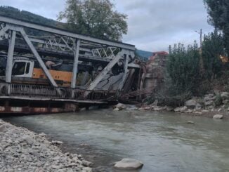 Un pod de fier s-a rupt în județul Bacău. Autoritățile au impus restricții de trafic și au stabilit o rută ocolitoare