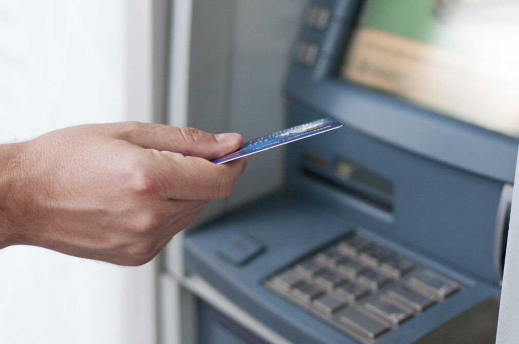 Noi reguli pentru retragerile de numerar. Ce ar putea fi obligate băncile să ofere la ATM-uri