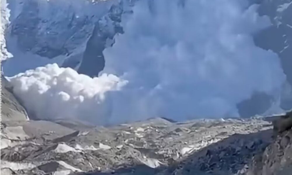 Tragedie în Caucaz. Cel puțin 11 alpiniști au murit după ce au fost surprinși de o avalanșă VIDEO