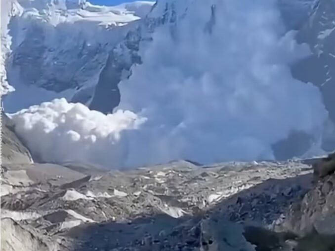 Tragedie în Caucaz. Cel puțin 11 alpiniști au murit după ce au fost surprinși de o avalanșă VIDEO