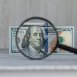 Imagine ilustrativă cu o bancnotă dolar american