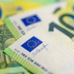 Bancnote euro și bani cash, pe fondul presiunilor asupra dobânzilor și inflației