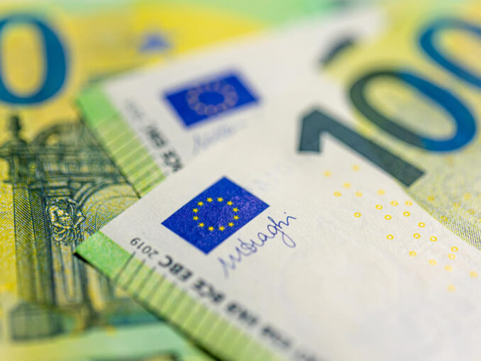 Petrolul trece de 100 de dolari. Noi scumpiri la orizont pentru benzină, motorină și rate la bănci