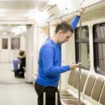 Bărbat într-un tren de metrou, imagine ilustrativă