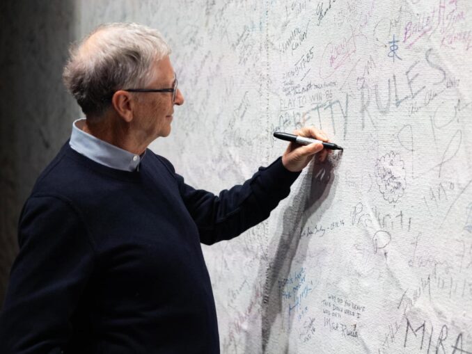 Bill Gates cere locuri de muncă „rezervate oamenilor” în fața pericolului preluării de către IA