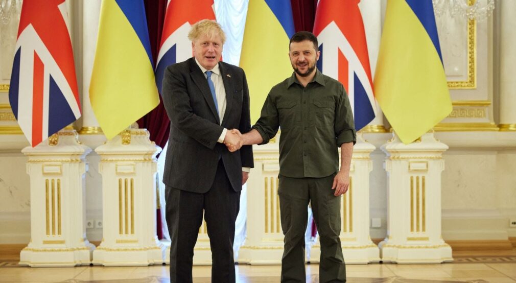 Fostul premier britanic Boris Johnson și alți demnitari, evacuați dintr-un tren privat după ce o dronă a lovit o locomotivă în Ucraina