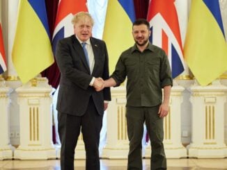 Fostul premier britanic Boris Johnson și alți demnitari, evacuați dintr-un tren privat după ce o dronă a lovit o locomotivă în Ucraina