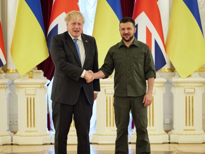 Fostul premier britanic Boris Johnson și alți demnitari, evacuați dintr-un tren privat după ce o dronă a lovit o locomotivă în Ucraina