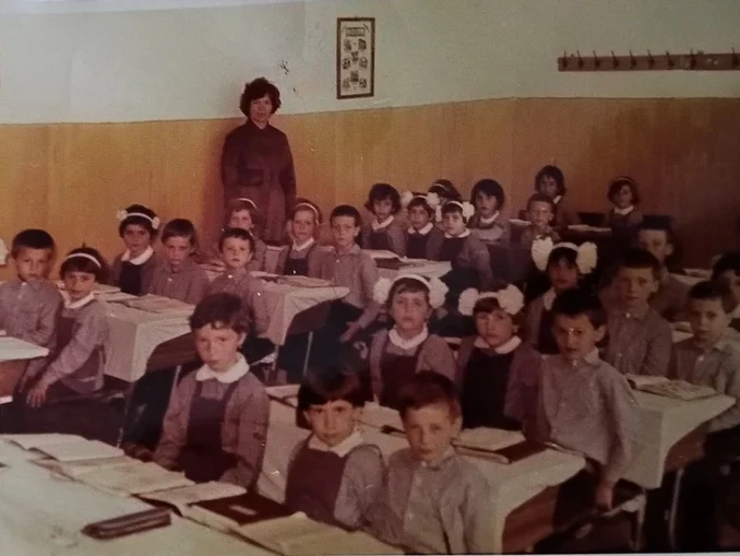Începutul școlii în comunism între gaz, petrosin și imnul național