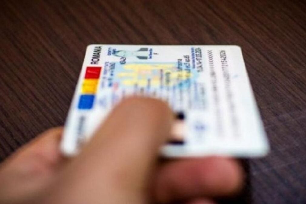 Anunț prin SMS cu 30 de zile înainte de expirarea actelor. Ce prevede proiectul de lege adoptat de Senat