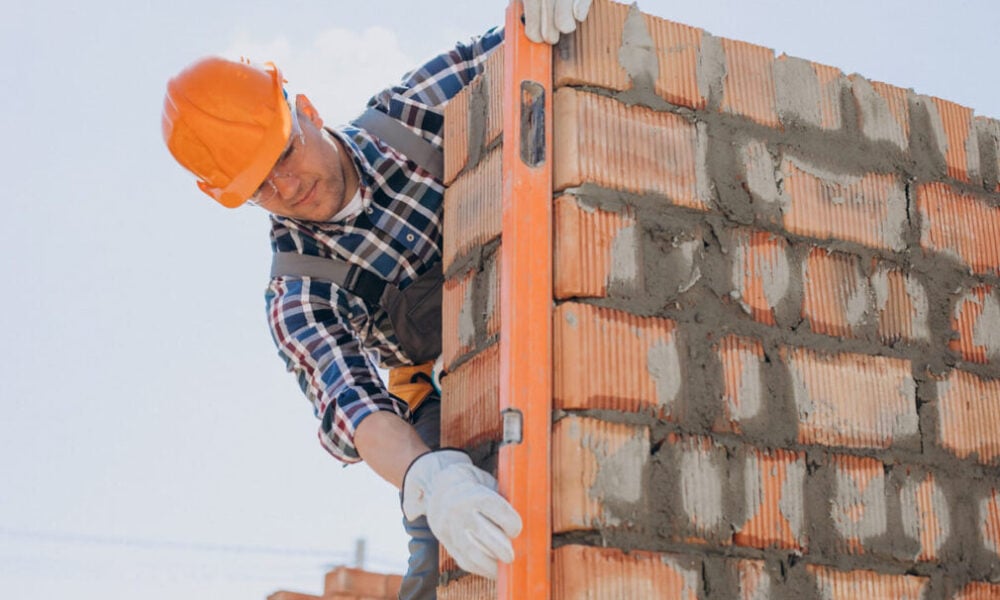 Intrarea în legalitate a unei construcții: pași, documente și rolul autorizației de regularizare