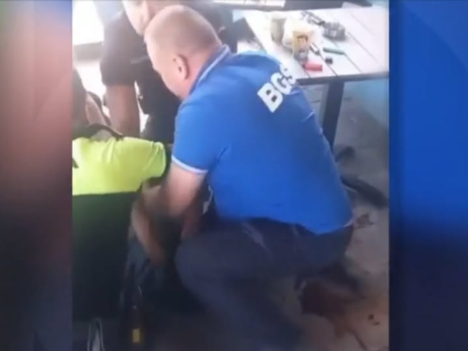 Incident cu armă în Cosmopolis. Un bărbat de 44 de ani a fost reținut după ce a intrat cu un pistol într-o cafenea