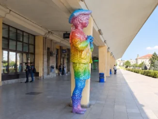 Domnul Goe, vopsit în culorile curcubeului, asociate LGBT