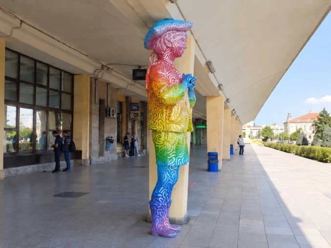 Domnul Goe, vopsit în culorile curcubeului, asociate LGBT
