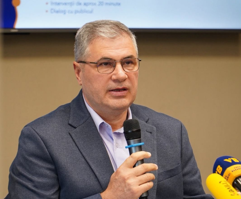 Patriotismul cu de-a sila – proiect AUR care obligă oficialii să sărute steagul. Istoricul Dorin Dobrincu trage un semnal de alarmă dur