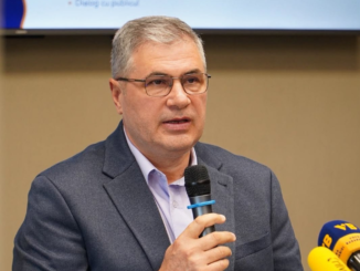 Patriotismul cu de-a sila – proiect AUR care obligă oficialii să sărute steagul. Istoricul Dorin Dobrincu trage un semnal de alarmă dur