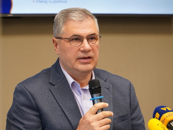 Patriotismul cu de-a sila – proiect AUR care obligă oficialii să sărute steagul. Istoricul Dorin Dobrincu trage un semnal de alarmă dur