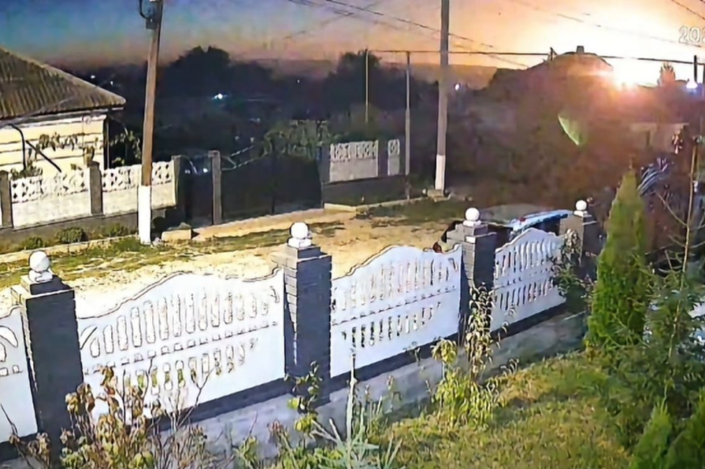 VIDEO O dronă s-a prăbușit și a explodat în Republica Moldova. Momentul, surprins de camere