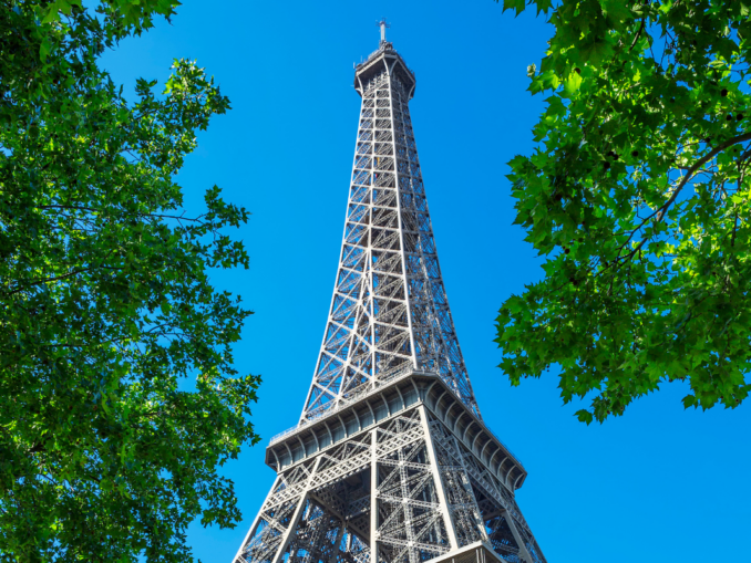 Scandal la Turnul Eiffel. Angajatele, mutate de la posturi