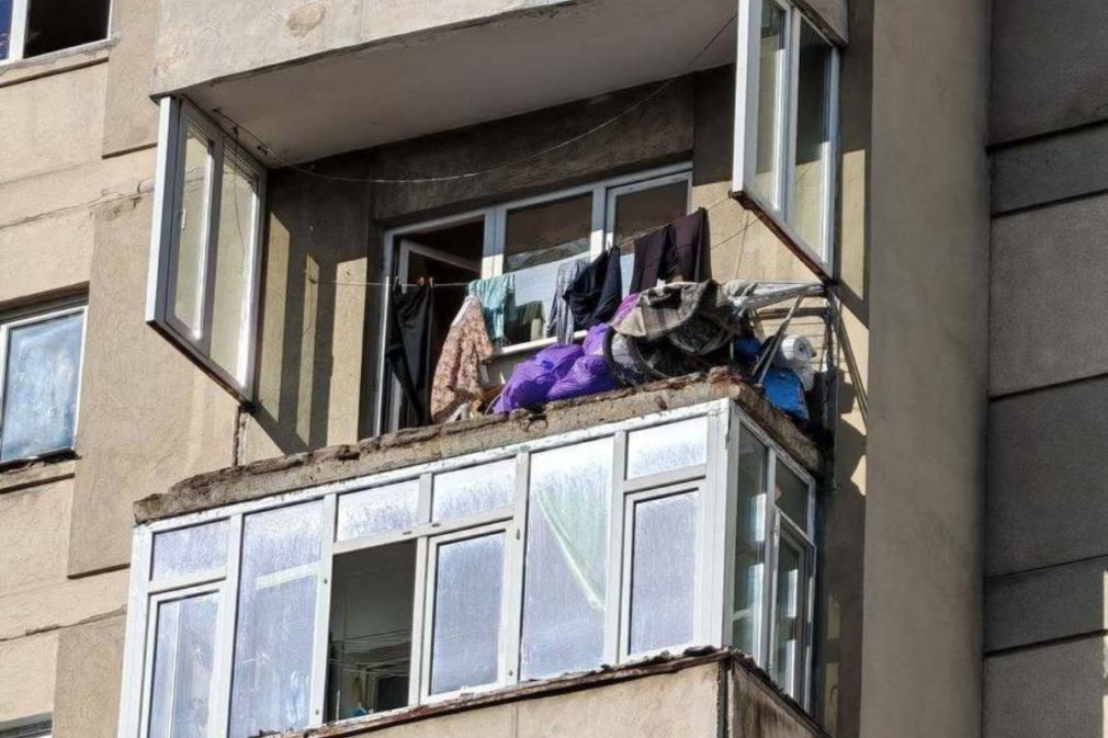 VIDEO Balcon desprins la etajul 7, pe Bulevardul Tineretului. O mașină a fost avariată